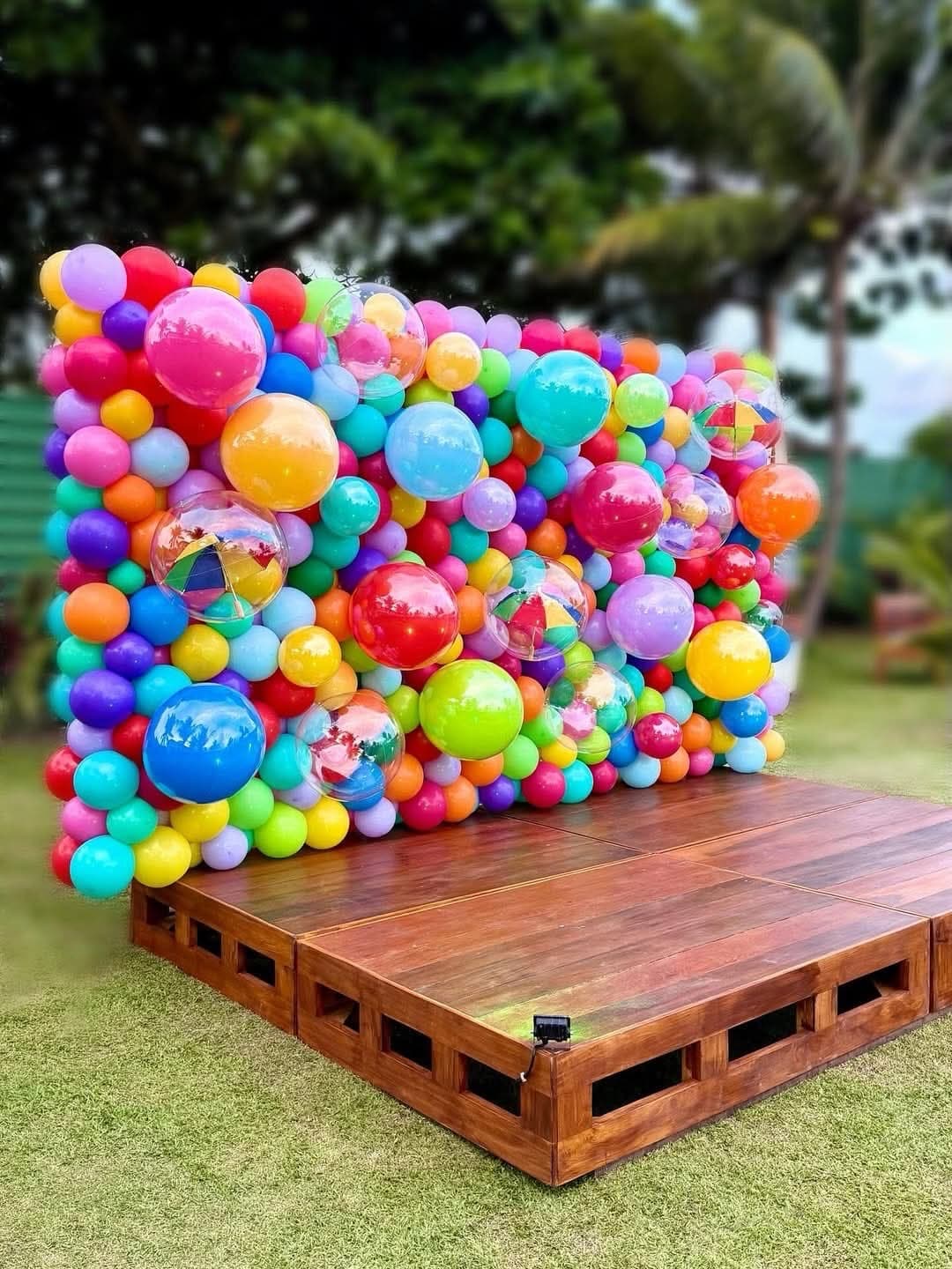 Muro de globos multicolor para photocall de cumpleaños